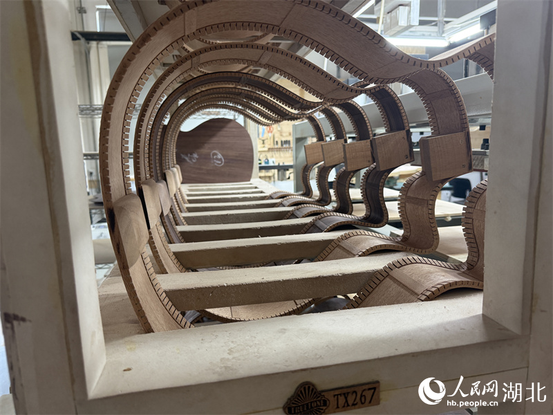 吉他半成品。人民網(wǎng)記者 張雋攝