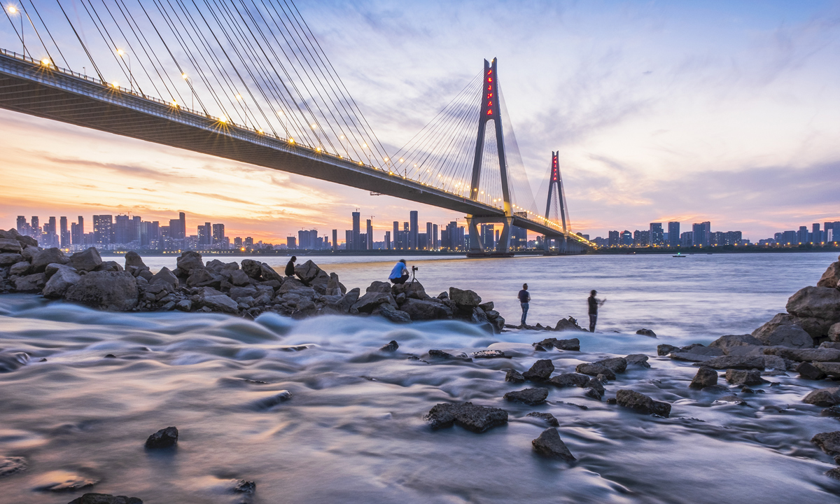 《江邊拍攝》吳巨安 攝