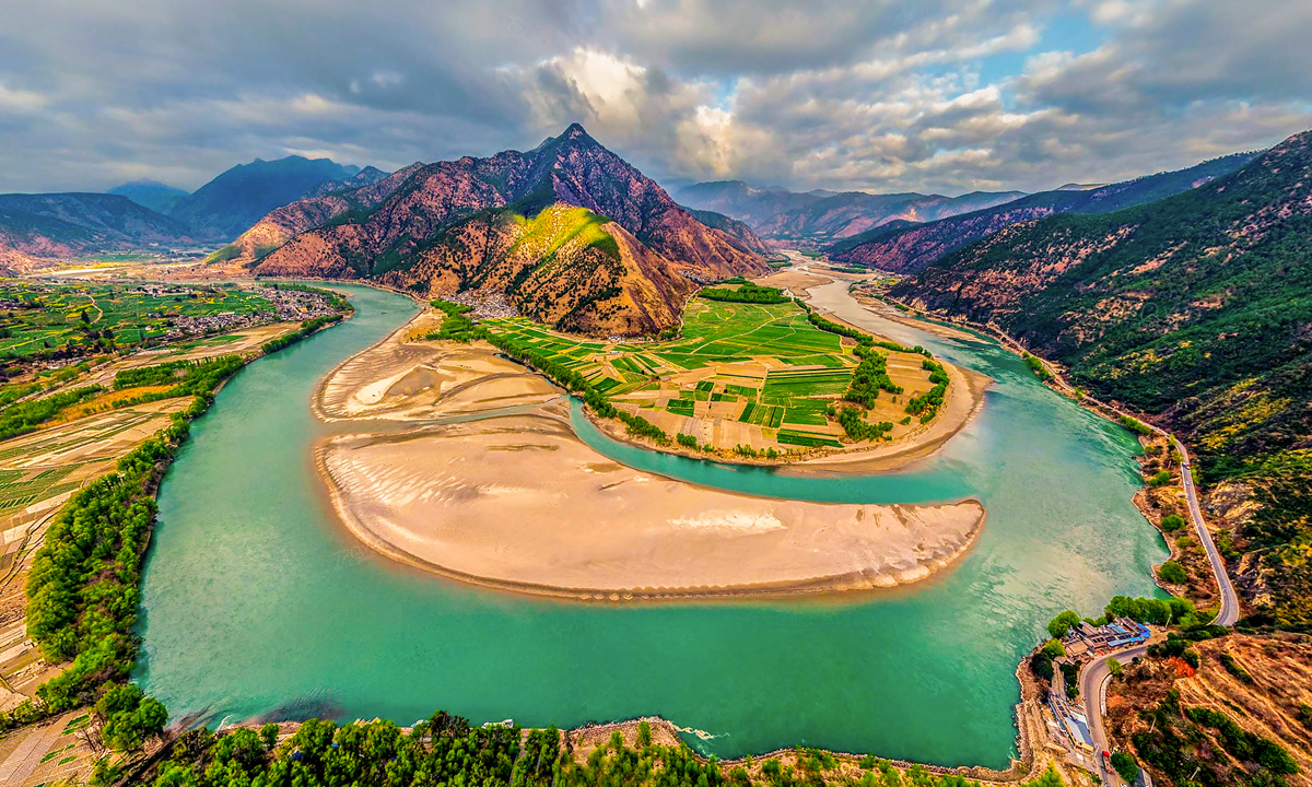 《長江第一灣》黃波 攝