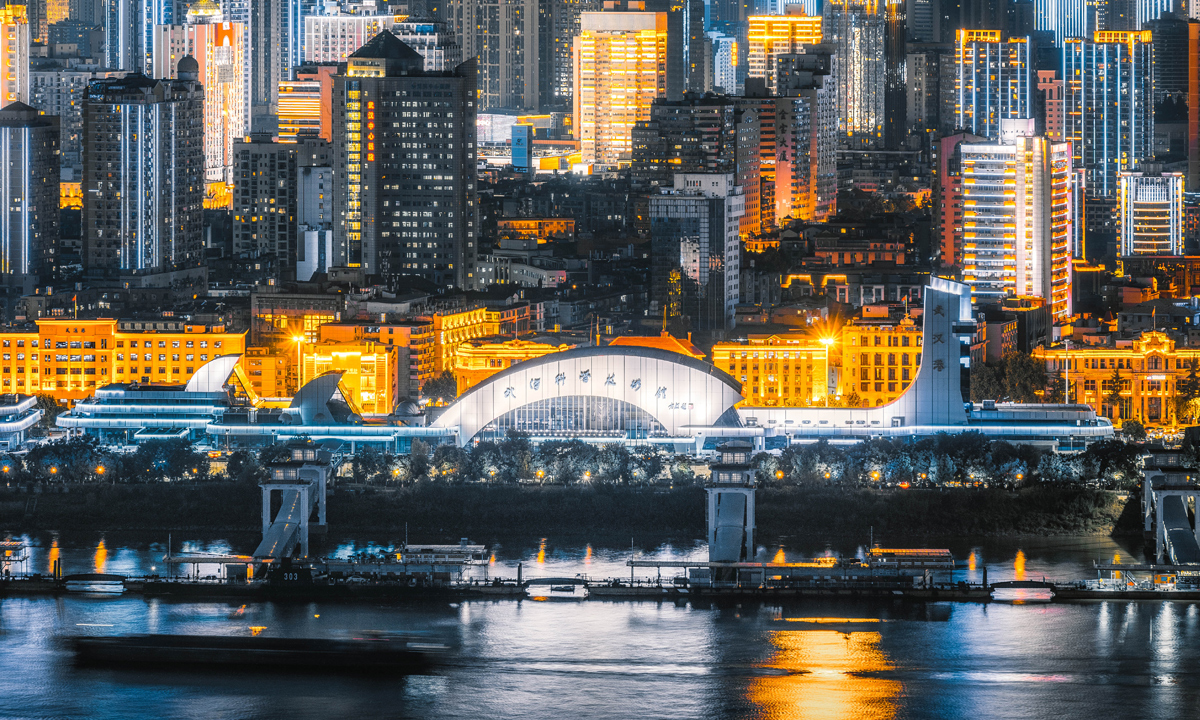 《來自武漢的賽博朋克》鄧炅珩 攝