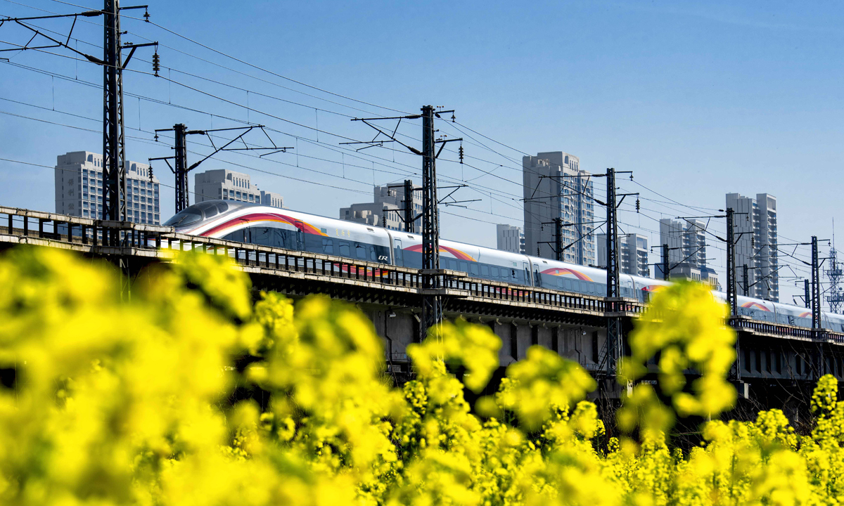 《動(dòng)車從我家門過》李長松 攝