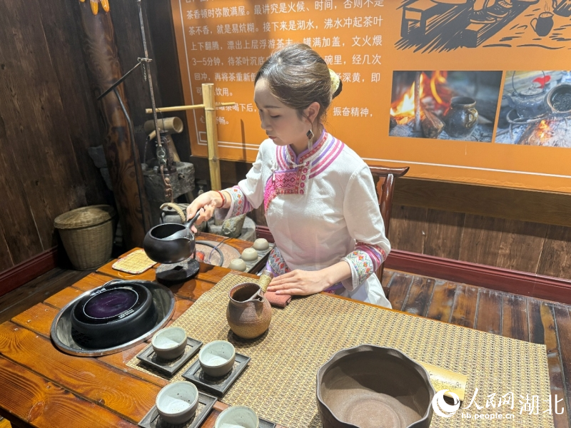 土家族“罐罐茶”制作展示。人民網(wǎng)記者 張雋攝