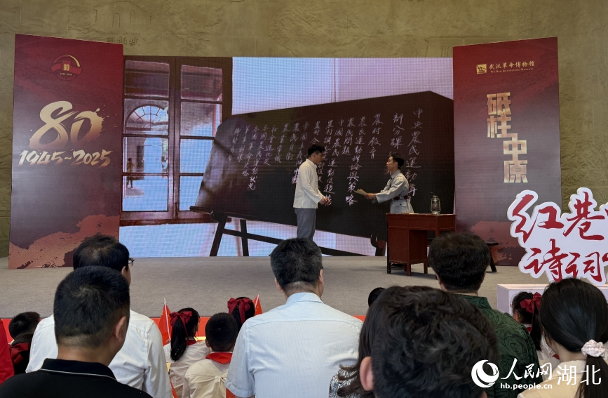 情景再現(xiàn)武昌農(nóng)講所學(xué)員潘濤的抗戰(zhàn)故事。人民網(wǎng)記者 周恬攝