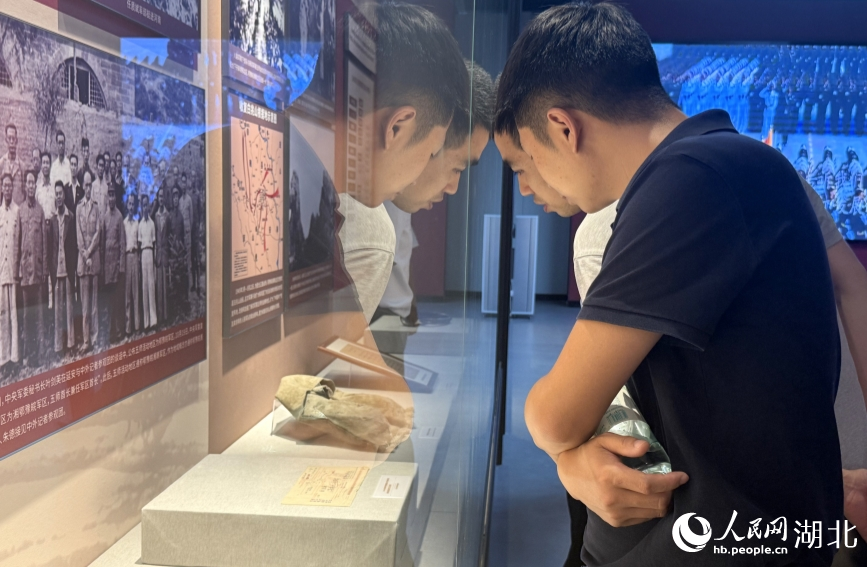 觀眾正在參觀“砥柱中原——湖北抗戰(zhàn)文物主題聯(lián)展”。人民網(wǎng)記者 周恬攝