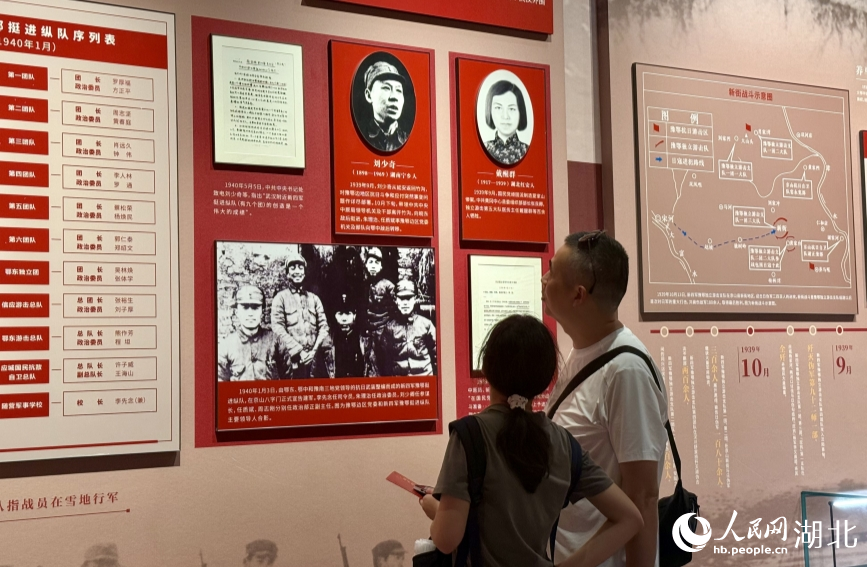 觀眾參觀“砥柱中原——湖北抗戰(zhàn)文物主題聯(lián)展”。人民網記者 周恬攝