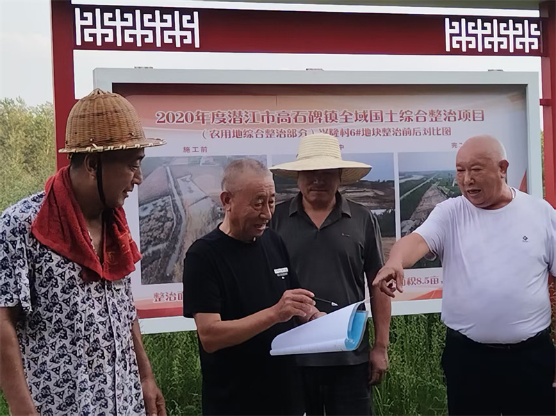 湖北潛江政法機(jī)關(guān)把調(diào)解室搬進(jìn)田野