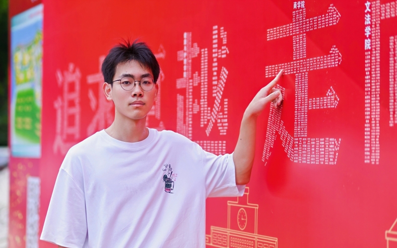 與自己名字合影。