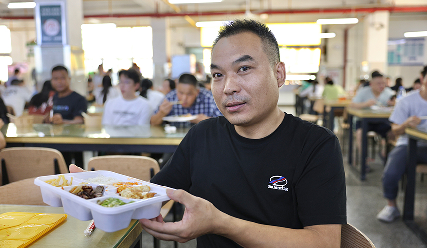 新生家長開心體驗(yàn)“放心餐”。芮雨欣攝