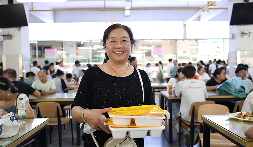 新生家長(zhǎng)開心體驗(yàn)“食堂體驗(yàn)餐”。芮雨欣攝