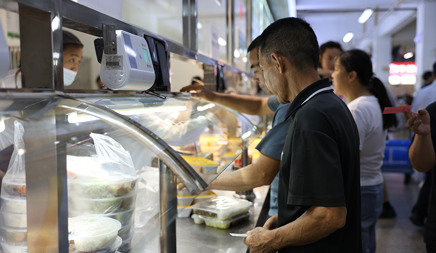 新生家長(zhǎng)領(lǐng)取“放心餐”。芮雨欣攝