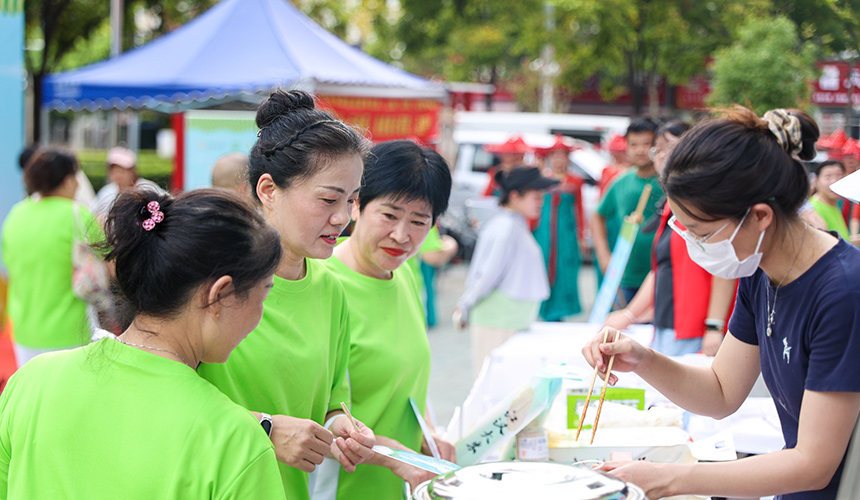 “荊楚糧油”社區(qū)活動走進(jìn)新鑫園社區(qū) 惠民服務(wù)暖民心【2】