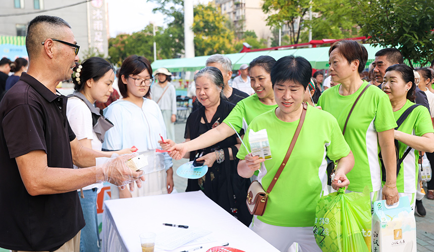 “荊楚糧油”社區(qū)活動走進新鑫園社區(qū) 惠民服務(wù)暖民心【7】