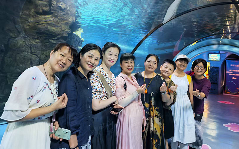 無(wú)償獻(xiàn)血者程迎春（左一）與一群“熱血好友”組團(tuán)免費(fèi)“打卡”東湖海洋世界。