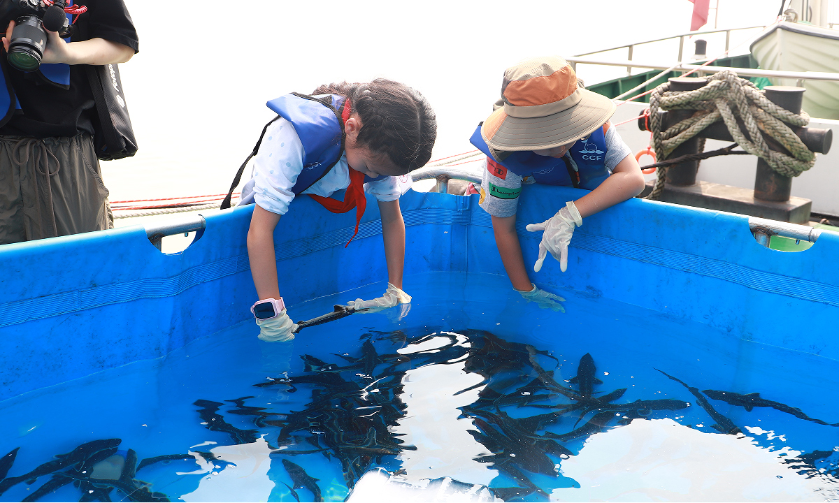 《小學(xué)生觀察中華鱘》 陳雪瑩 攝