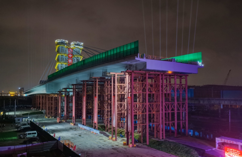 轉(zhuǎn)體前的大橋。周鑫攝