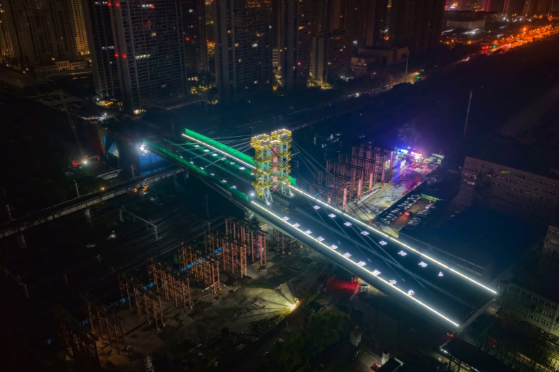 轉(zhuǎn)體后的大橋。周鑫攝