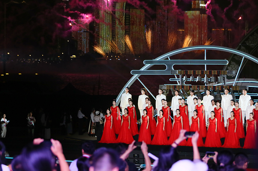 多彩的文藝演出中穿插煙花表演，共同獻上一場視聽盛宴。人民網 彭昀迪攝