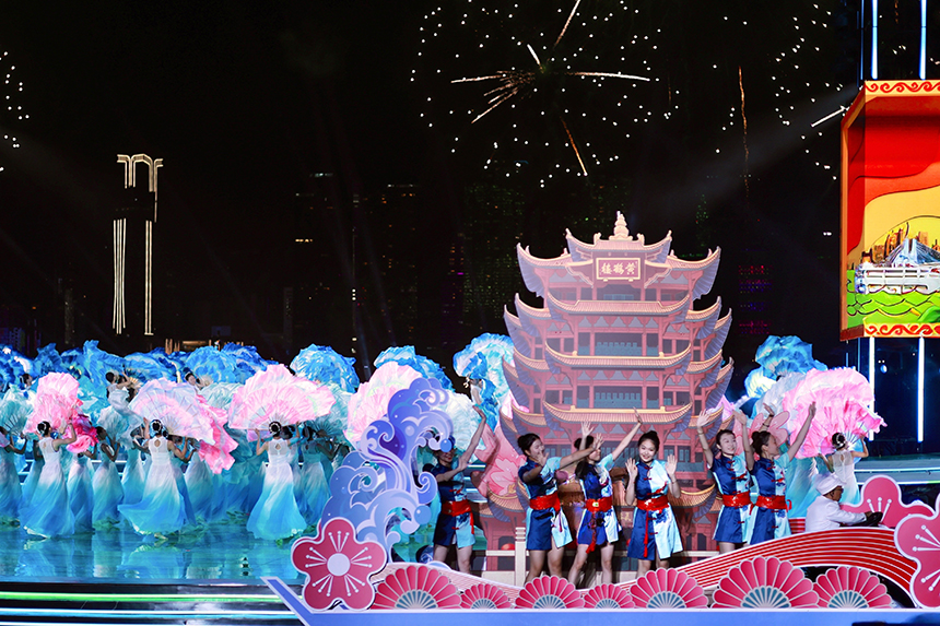 緩緩游弋的主題花船與背后綻放的煙花相映成趣。人民網(wǎng) 彭昀迪攝