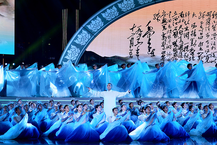 用楚腔楚韻演唱的毛澤東詩詞《水調(diào)歌頭·游泳》。人民網(wǎng) 彭昀迪攝