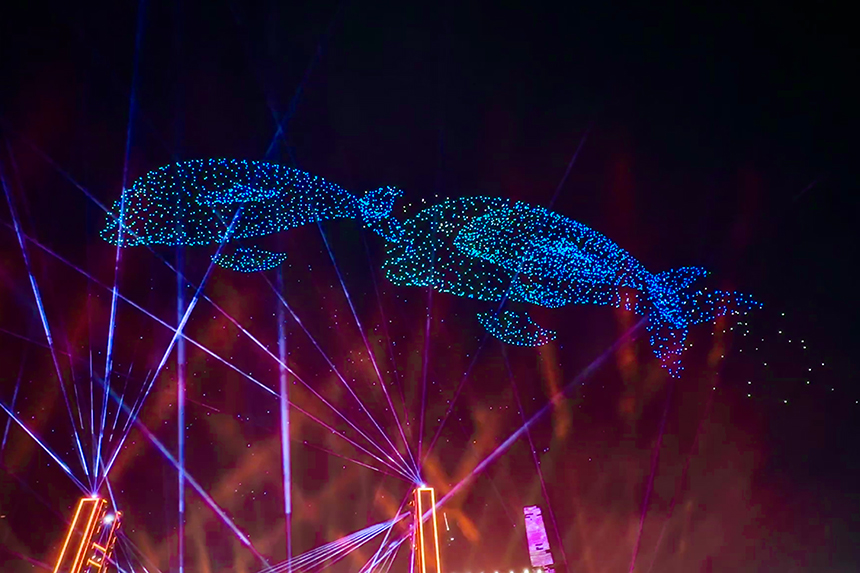 無人機編隊表演的“江豚逐浪”，輕靈一躍，水天合一。人民網(wǎng) 彭昀迪攝