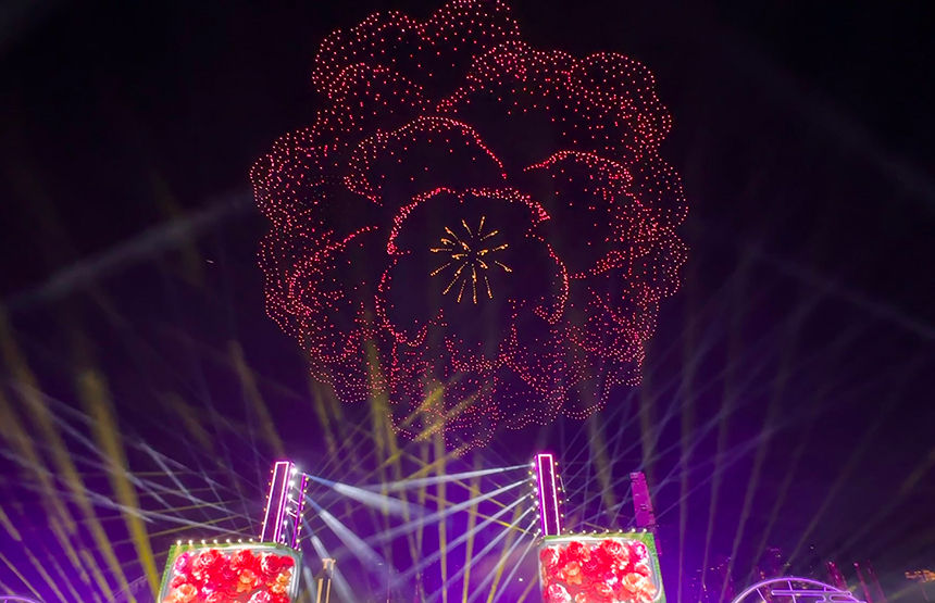 巨型牡丹溢彩長江上空，“花開中華”，震撼江城。人民網 彭昀迪攝