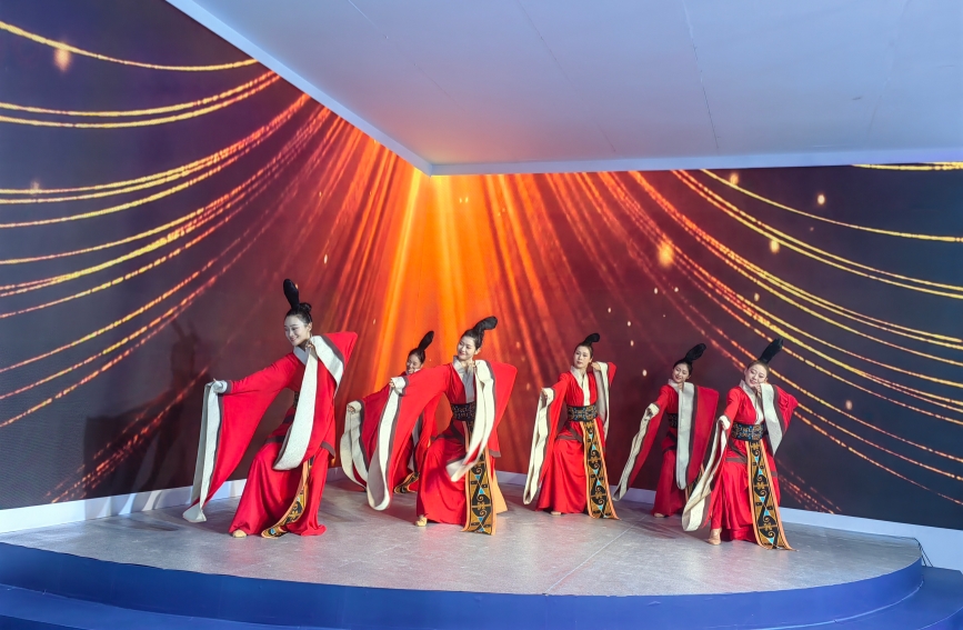 2025年文化旅游產(chǎn)業(yè)博覽會(huì)上，各地紛紛帶來充滿當(dāng)?shù)靥厣谋硌荨Ｈ嗣窬W(wǎng)記者 郭婷婷攝