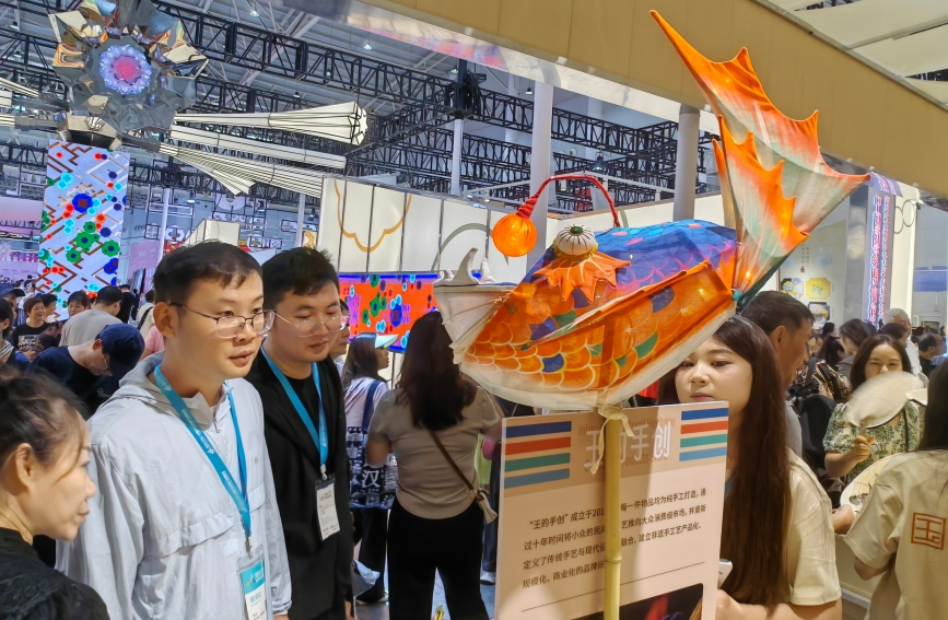 手工制作的文創(chuàng)產品。人民網(wǎng)記者 郭婷婷攝