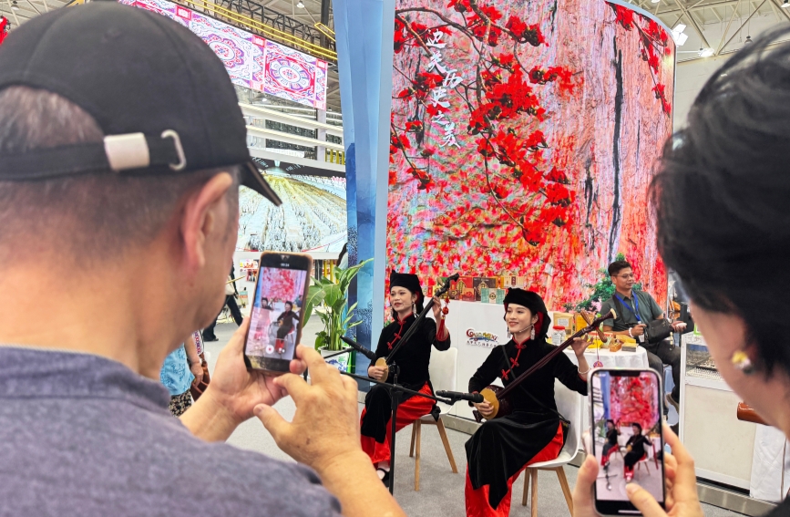 2025年文化旅游產(chǎn)業(yè)博覽會上，觀眾拿出手機(jī)拍照。人民網(wǎng)記者 張雋攝
