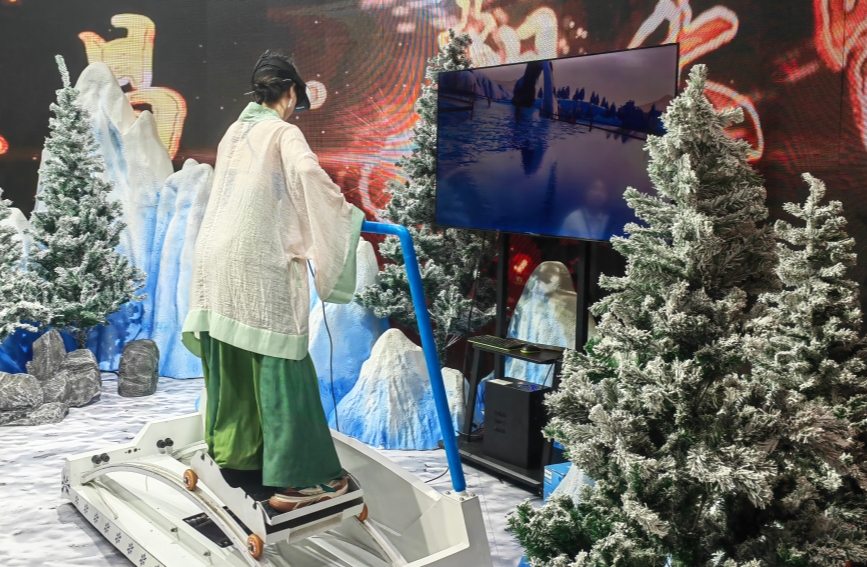 穿著漢服的游客體驗VR滑雪機(jī)。人民網(wǎng)記者 郭婷婷攝