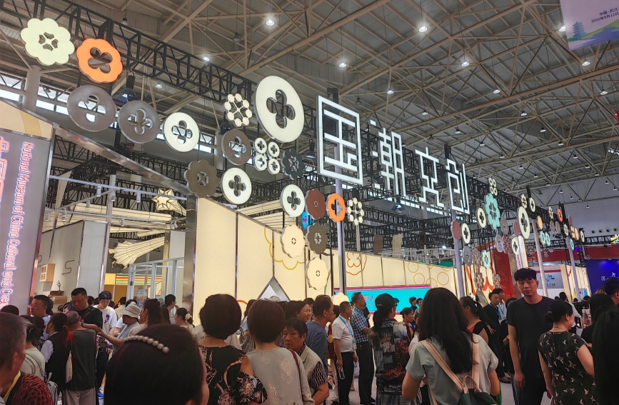 國(guó)潮文創(chuàng)區(qū)熱鬧非凡。人民網(wǎng)記者 郭婷婷攝