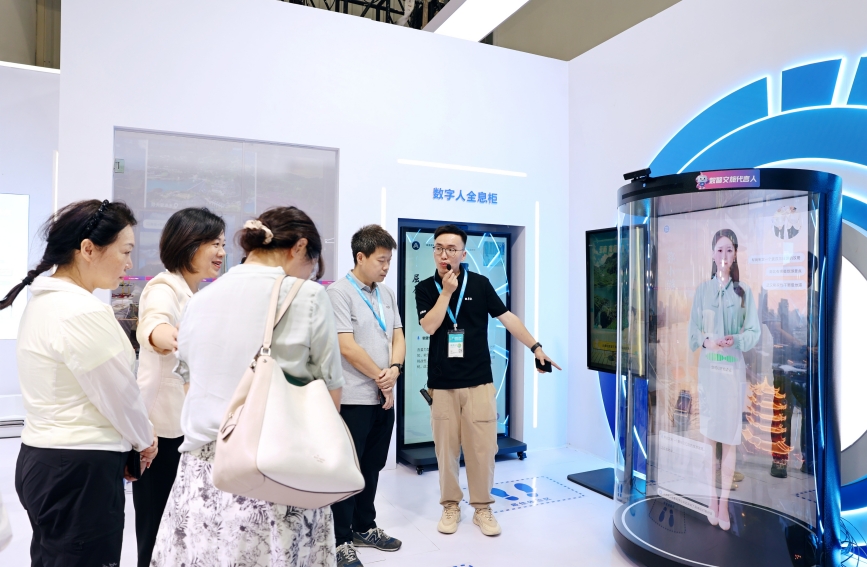 華視閃寶數(shù)字人亮相旅博會(huì)，????賦能政務(wù)文旅等多場(chǎng)景應(yīng)用。人民網(wǎng)記者 郭婷婷攝