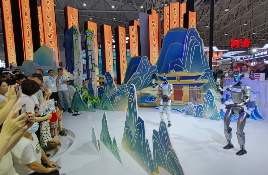 機(jī)器人“打太極”。人民網(wǎng)記者 張雋攝 