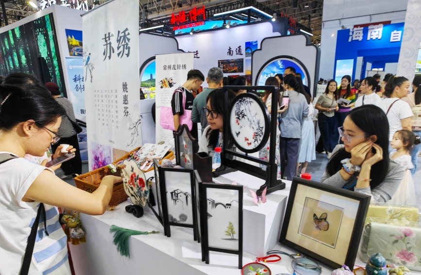 江蘇省展臺中展示的飾品，吸引觀眾爭向試戴。人民網(wǎng)記者 郭婷婷攝