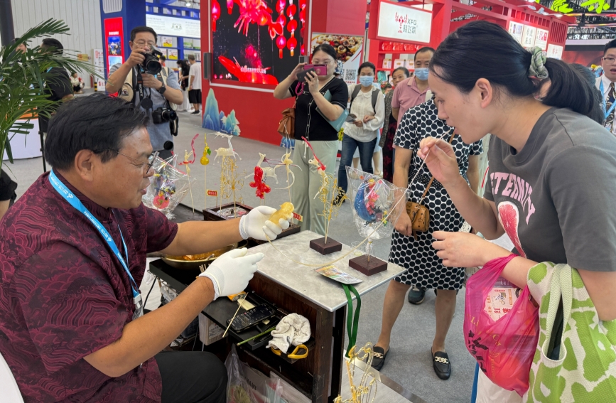 游客參與制作天門糖塑。人民網(wǎng)記者 張雋攝