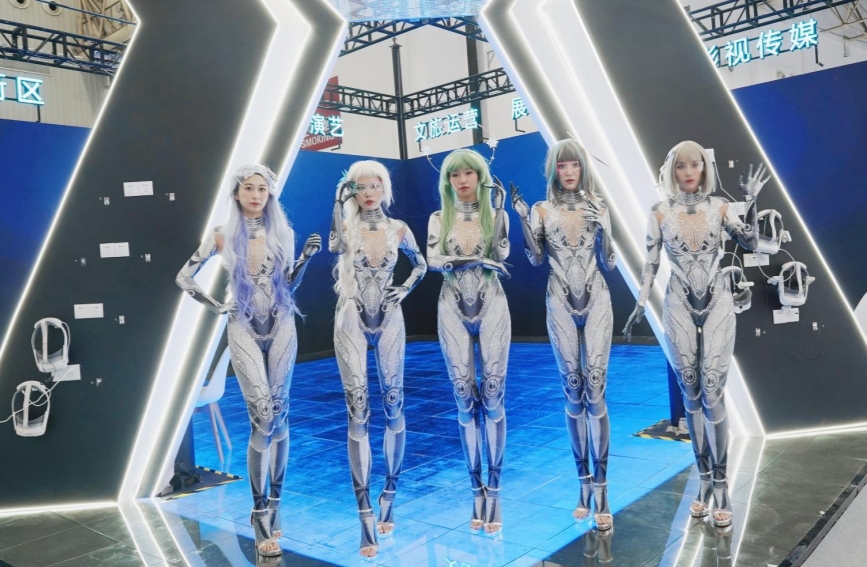 充滿科技感的未來科技時(shí)空展廳。人民網(wǎng)記者 郭婷婷攝