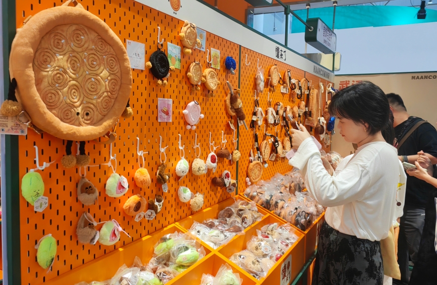 來自新疆的文創(chuàng)產(chǎn)品“囊來了”吸引大家注意。人民網(wǎng)記者 郭婷婷攝