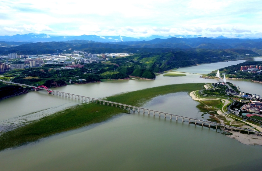 2025年8月31日拍攝的南水北調(diào)丹江口庫(kù)區(qū)鄖陽(yáng)段漢江水域，江中還裸露著草灘。