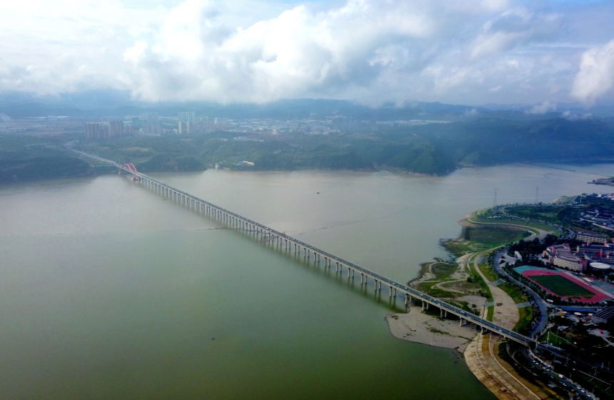 2025年9月13日拍攝的南水北調(diào)丹江口庫區(qū)鄖陽段漢江水域。