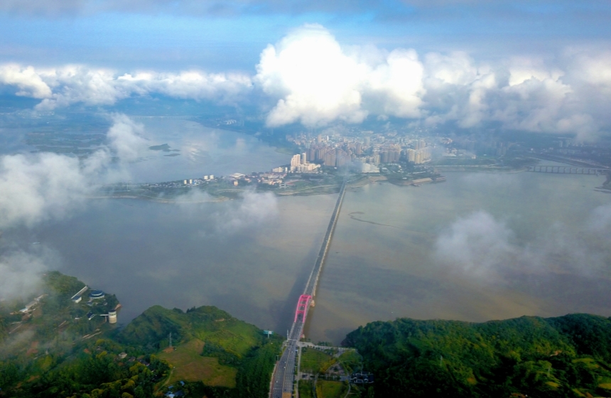 2025年9月13日拍攝的南水北調(diào)丹江口庫(kù)區(qū)鄖陽(yáng)段漢江水域。