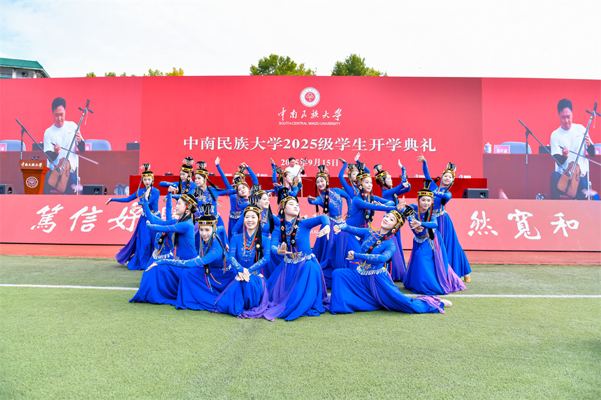 暖場(chǎng)舞《白馬》。學(xué)校供圖