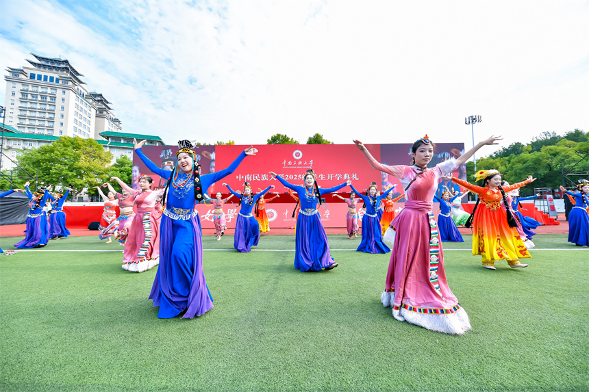 暖場舞《錦繡中華》。學校供圖