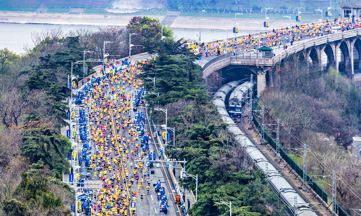 《 奔跑的漢馬與奔馳的列車同框》張烈文 攝