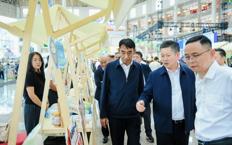 “荊楚糧油中國行”走進昆明。鄂良攝