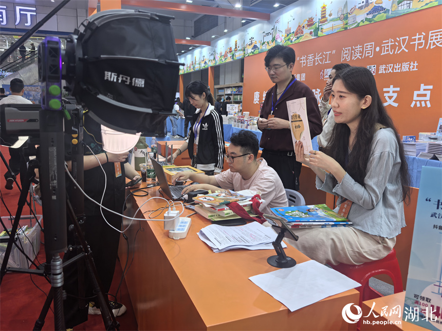 參展商將直播間搬到了現(xiàn)場(chǎng)。人民網(wǎng)記者 周雯攝