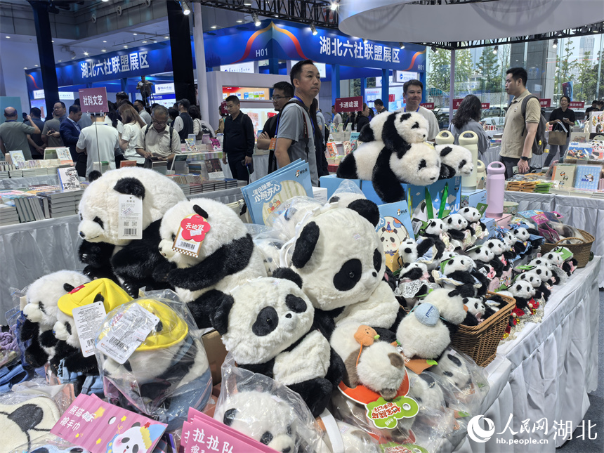 各類文創(chuàng)產(chǎn)品豐富。人民網(wǎng)記者 周雯攝