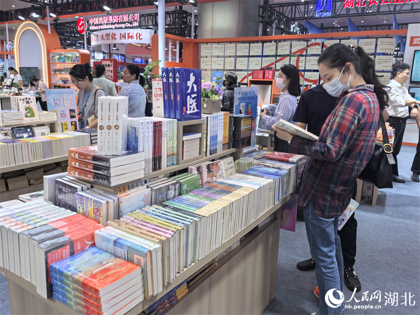 市民在現(xiàn)場(chǎng)看書(shū)。人民網(wǎng)記者 周雯攝