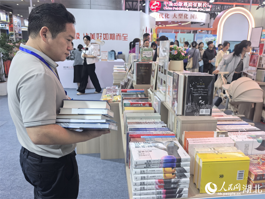 市民正在選購(gòu)圖書。人民網(wǎng)記者 周雯攝