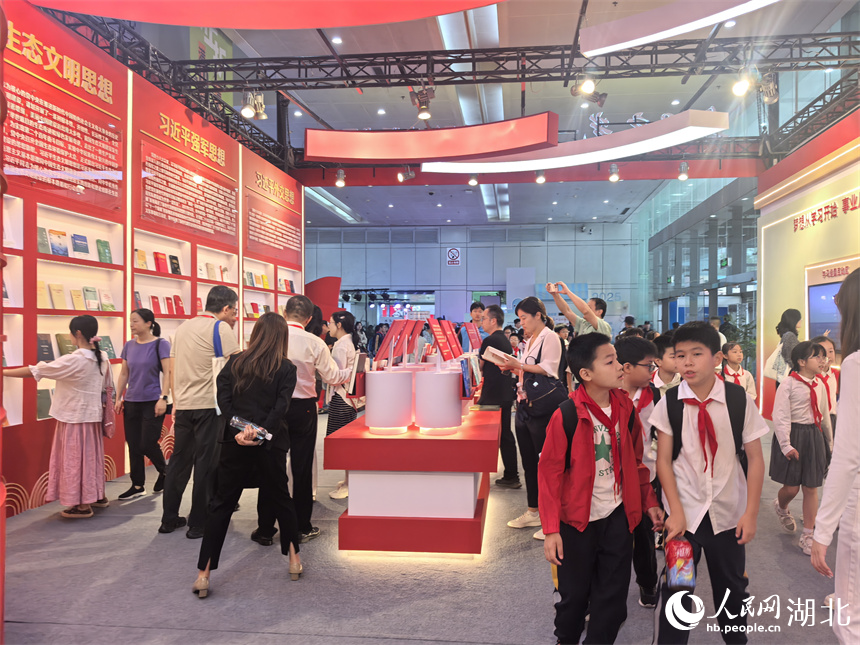 武漢書展現(xiàn)場，人流如織。人民網(wǎng)記者 周雯攝