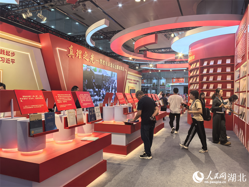 武漢書展現(xiàn)場。人民網(wǎng)記者 周雯攝