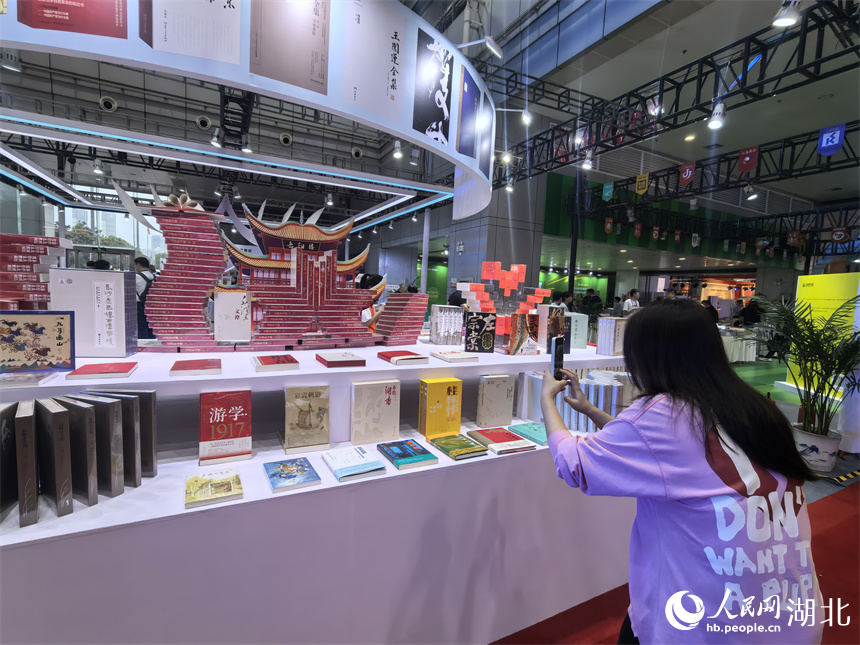 展會現(xiàn)場用書擺出的“岳陽樓”，吸引市民拍照打卡。人民網(wǎng)記者 周雯攝